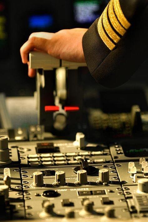 Cockpit instrument panel of an airplane